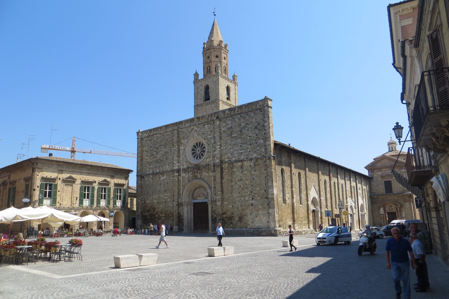 La Cattedrale di Atri affacciata sulla piazza