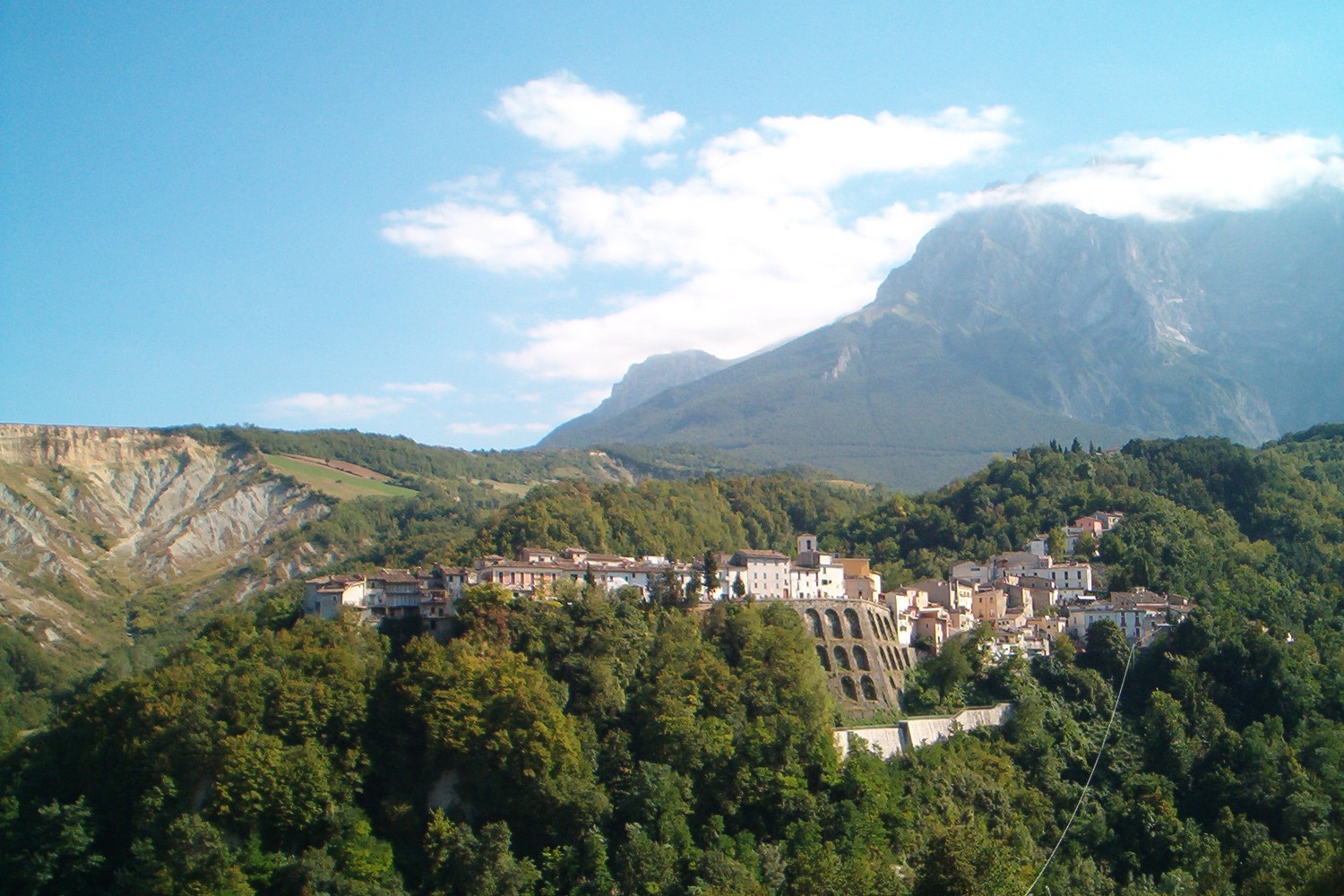 Il borgo di Castelli ai piedi del Gran Sasso