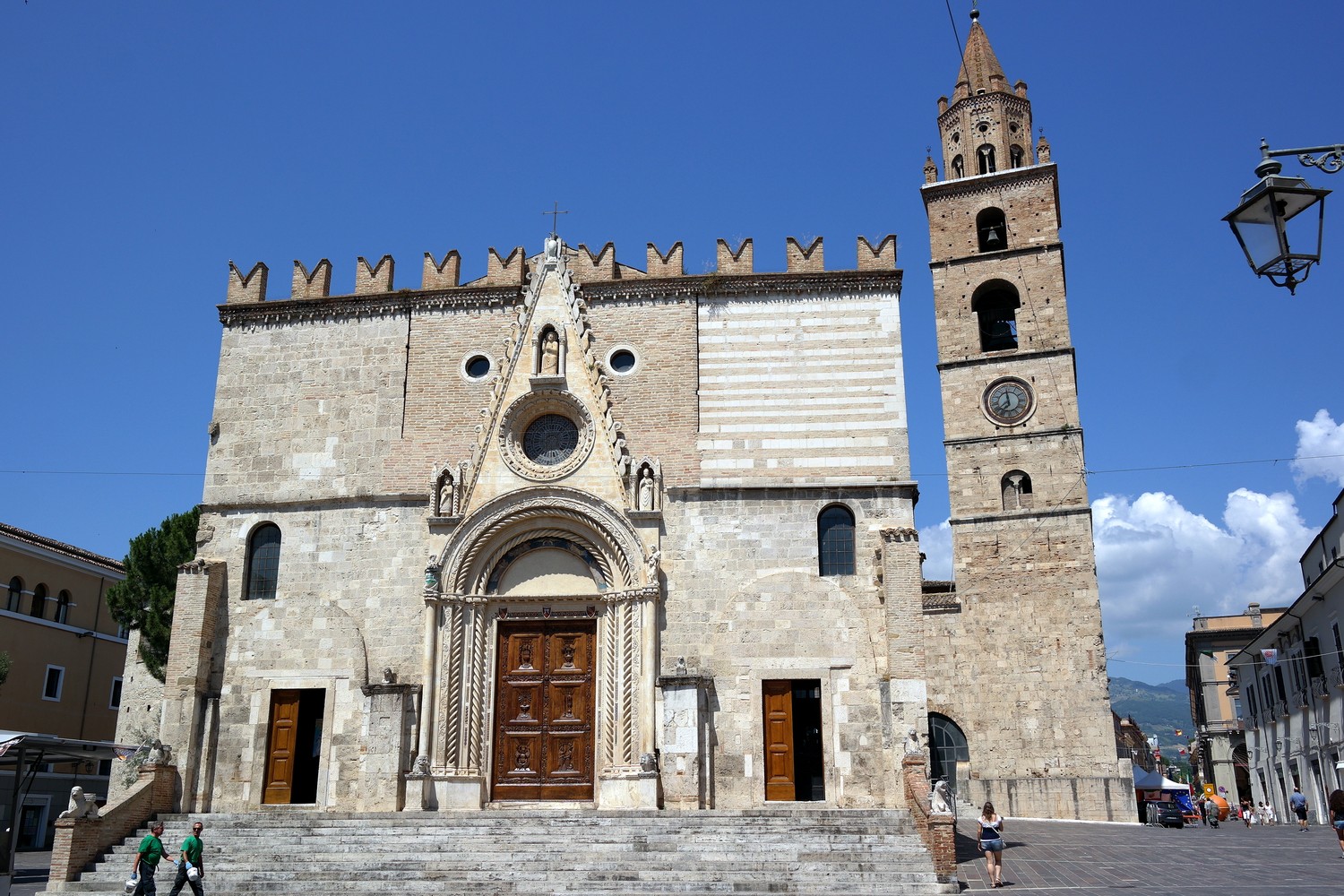 Il Duomo di Teramo con il campanile