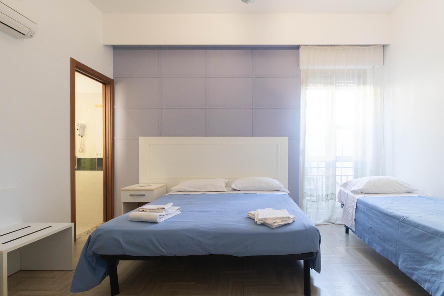 Dettaglio dell'arredo della camera