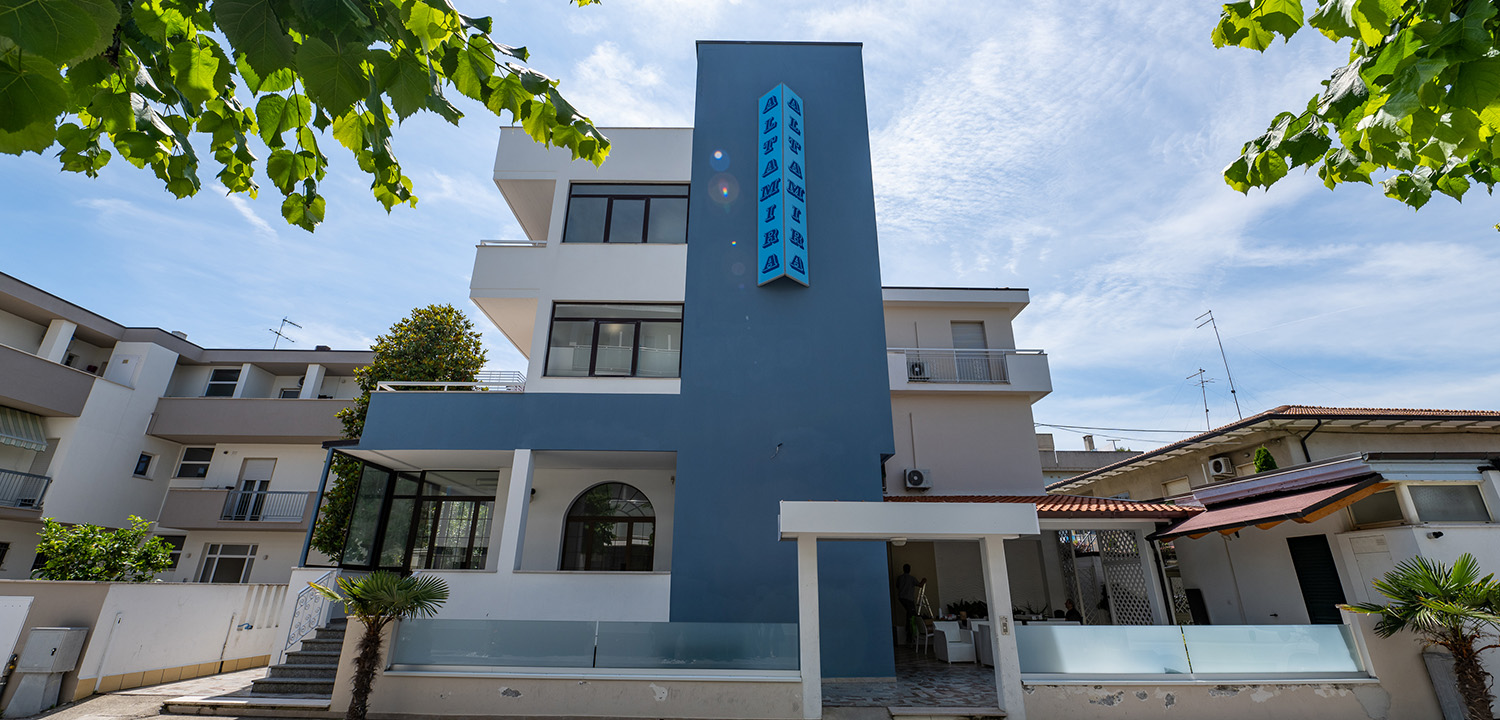 L'esterno dell'Hotel Altamira con l'insegna blu sul mare di Roseto degli Abruzzi