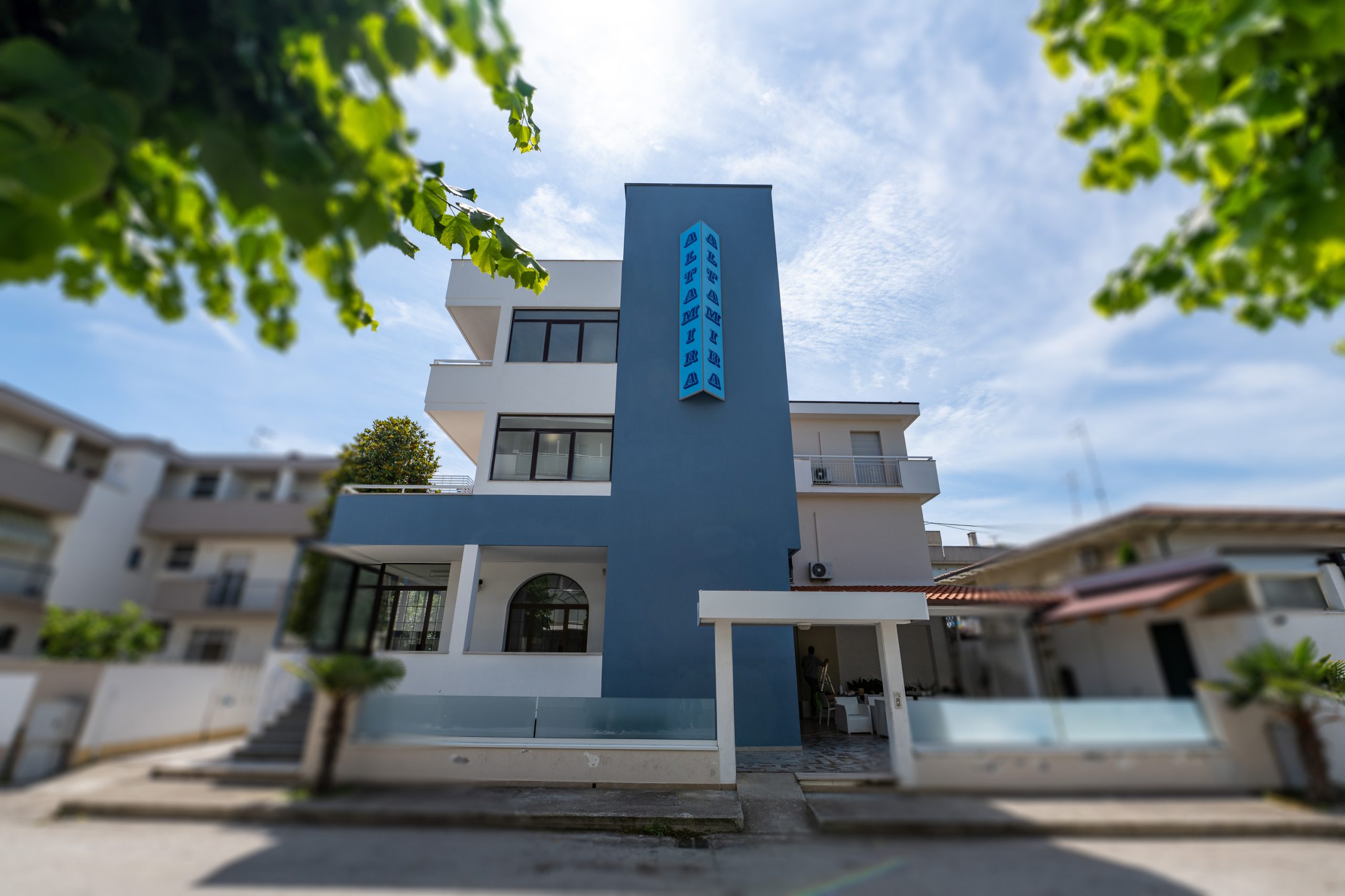 L'esterno dell'Hotel Altamira con l'insegna blu