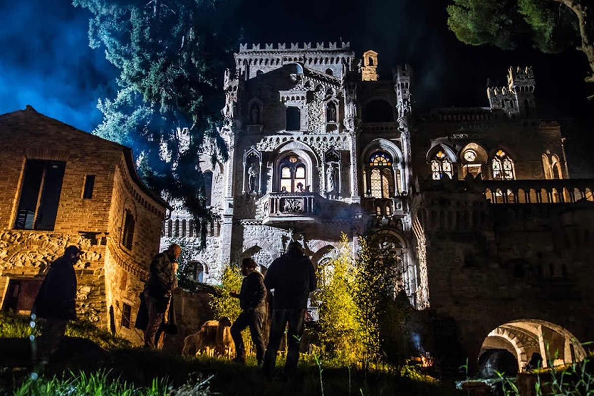 Chiesa illuminata di notte durante una manifestazione abruzzese