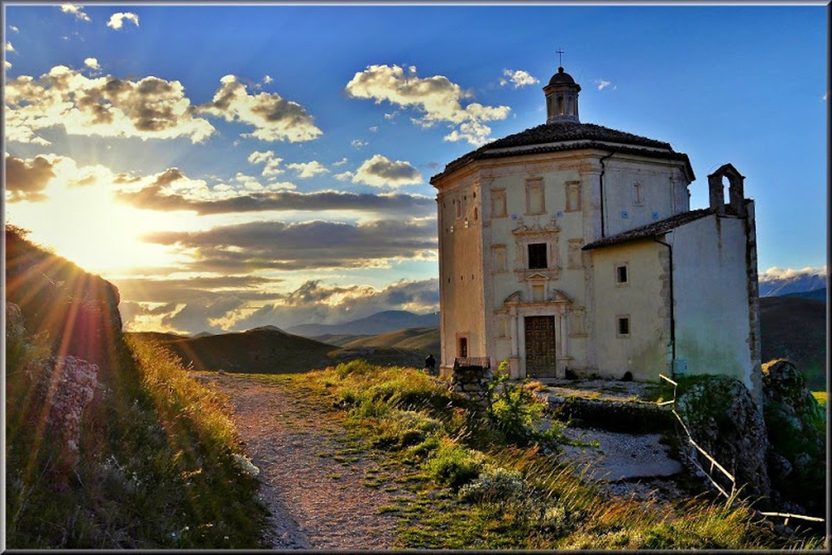 Chiesetta di campagna al tramonto nell'entroterra abruzzese