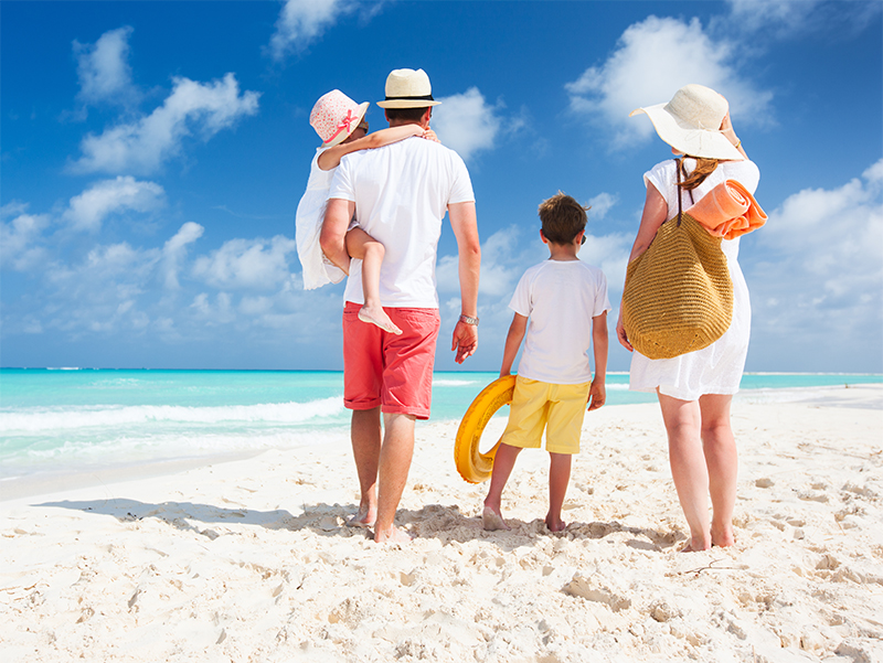 Famiglie e bambini sulla spiaggia del lungomare di Roseto