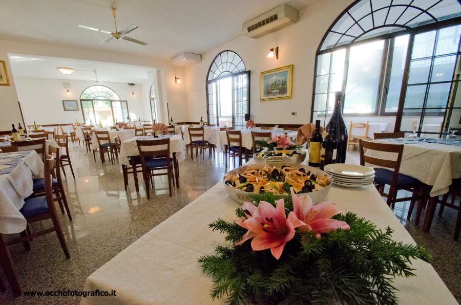 La sala dei pasti con i tavoli apparecchiati