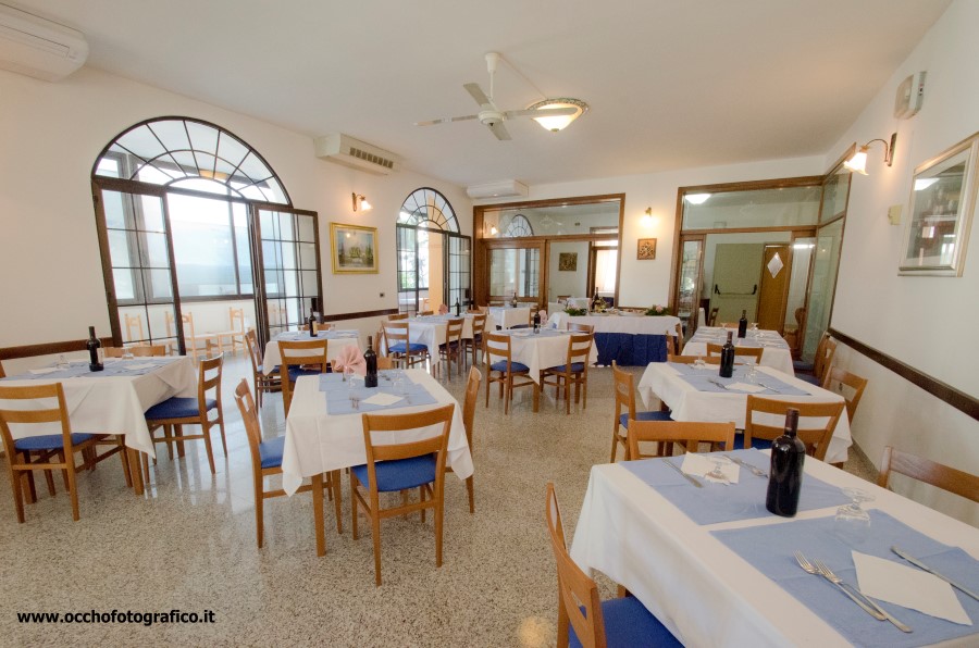 La sala durante il servizio dei pasti