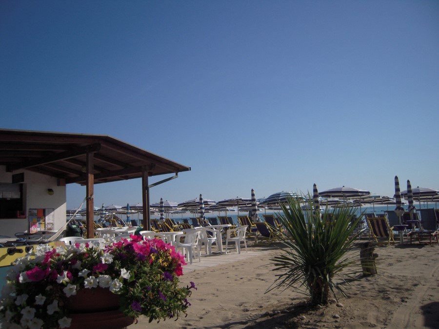 La spiaggia del lido con i ciottoli e la bassa fonda