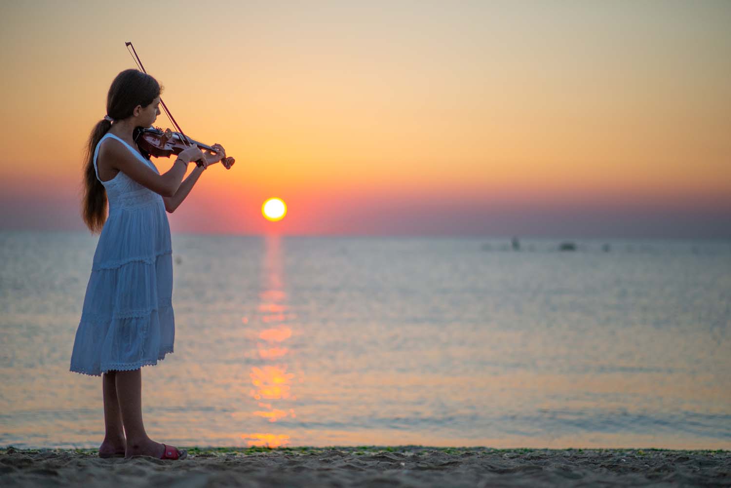 Musica dal vivo al tramonto sulla spiaggia del lido Altamira