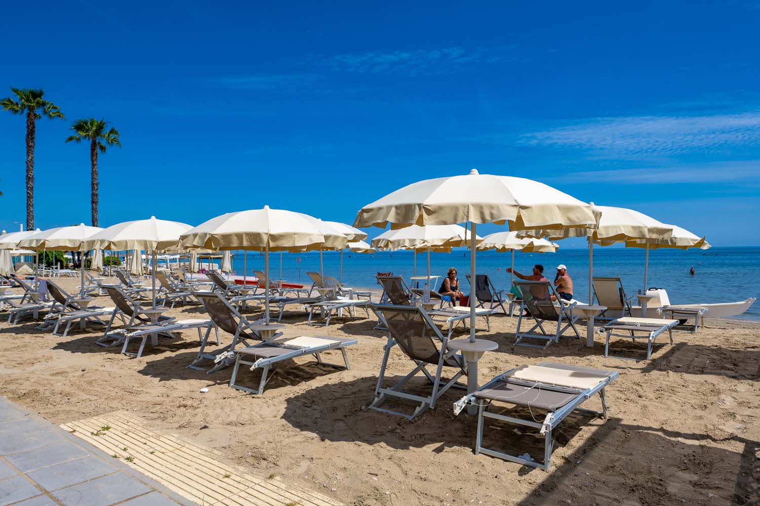 La riva del mare con gli ombrelloni del lido